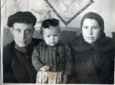 Михаил Михайлович с женой Пелагеей и старшей дочерью