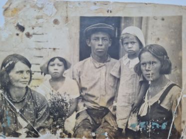 Фотография с родственниками Семена (имена и степень родства неизвестны)