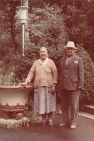 Молдобаев Сатар с женой Багда на курорте Ысык-Ата Кыргызской республики (1980)