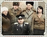 Отец-фронтовик Андрусов А. А. с сыновьями военнослужащими Виктором (в центре) и Владимиром, дочерью Ниной и снохой Женей