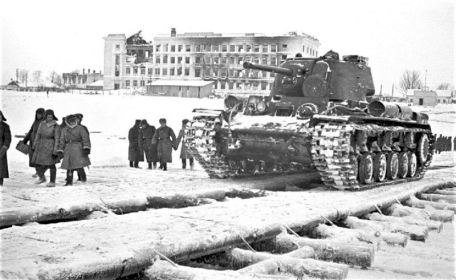 Танк КВ-1 8-й танковой бригады на танковой переправе через Волгу в ходе Калининской наступательной операции. С 11.01.1942 г. 8-я тбр стала 3-й гвардейской танковой бригадой.