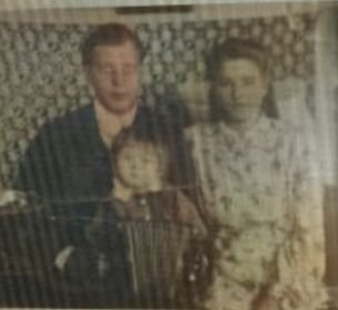 Семейная фотография: Бубенщиков Григорий Николаевич, жена - Эльвира, сын - Валерий