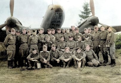 1944г. в нижнем ряду второй слева