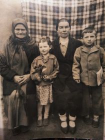 Семья Константина. Мама Харитына, жена Фрося, дети Славик и Надя. 1946г. Славик первоклассник.