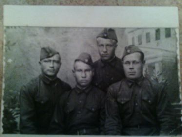 Боевые товарищи. Дедушка крайний слева.