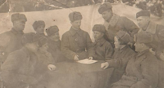 Заседание бюро ВЛКСМ 4 ОКБС (зима 1943 г. Иващенко Ф.-сидит в центре)