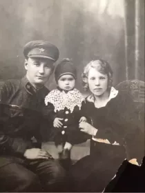 С супругой Тимофеевой (Кашиной) Александрой Семёновной (10.05.1914-19.05.1982гг) и дочерью