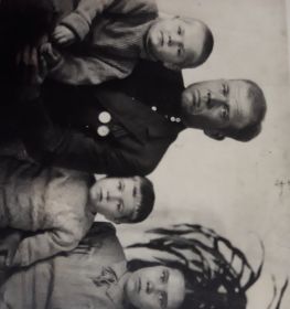 С детьми(слева на право): сын - Леонид,дочь - Валентина,дочь - Мария