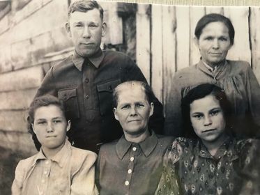 Иван Петрович с семьей