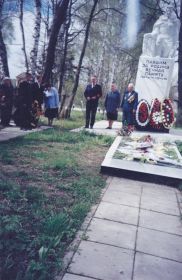 9 мая  на братской могиле дедушки (моя мама и ветераны)