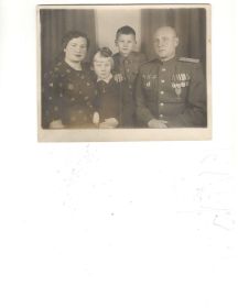 Семейное фото Шабашовых: Отец Николай Яковлевич, мать Александра Никоновна, дочь Нина и сын Евгений. Фото сделано осенью 1946 года.
