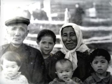 Фотография с дедушкой и бабушкой сделанная в 1958г. Слева деда, я у него на коленях, у бабушки мой младший брат и рядом старшие сестры.
