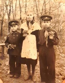 Дети Николая Никитовича Портнова - Фёдор (справа, выше) и Владимир (слева, ниже). В центре Татьяна - двоюродная сестра Фёдора и Владимира)