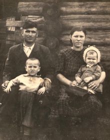 С женой Валентиной и старшими детьми Геннадием и Татьяной