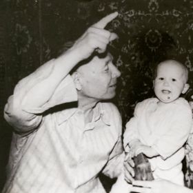 С внучкой Леночкой (1984 год)
