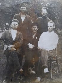 Мой дедушка Заднепровский Василий Петрович со своими коллегами сидит слева.