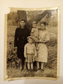 1951г на фото Бабушка держит сына Володю, дочь Тамара (моя мама) и возможно одна из сестёр
