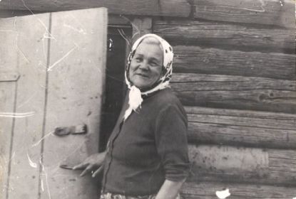 Екатерина Васильевна пошла на дойку коровы в селе Якимовское