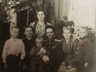 Иван Яковлевич со своей женой, сестрой, старшими детьми и племянниками