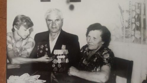 Василий Демьянович с женой Надеждой Петровной и внуком
