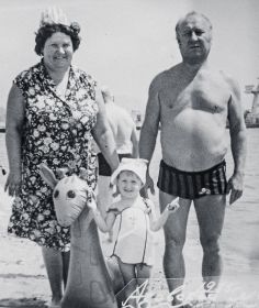 С женой Анной и внучкой Леночкой 1985 год