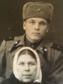Лазуткин Евгений Андреевич с мамой, Корневой Дарьей Алексеевной