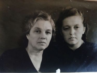 Мама Анна Петровна Тряпицына (Поликарпова) и сестра Анна