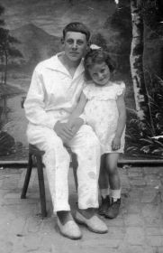 Валентин Васильевич с сестрой Тамарой (примерно 1940-1941 гг)