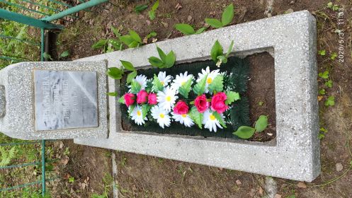 памятник на могиле Чекмаревой Евдокии  Никитичны в с. Кулаково Тюменского района, Тюменской области