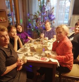 справа правнучка Наталья - слева две ее дочери, Дарья и Лилия, справа внучка Павла Серафима и по центру его внучка Валентина
