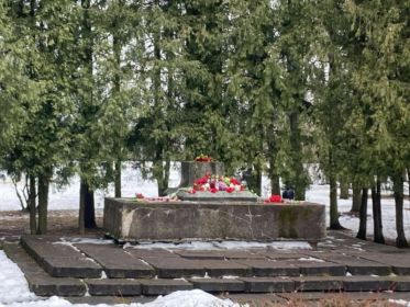 В г. Екабпилс осквернено захоронение павшим воинам Красной Армии (https://lsf-kurzeme.livejournal.com/7606.html).