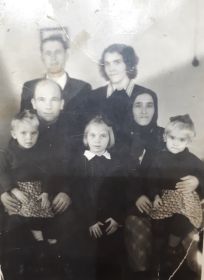 Прадед с женой и детьми Лидией, Галиной, Татьяной. Старшая дочь Мария с супругом.