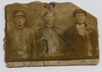 Вот эта фотография Марцы с братьями, всё что осталось на память её дочкам. Мы смогли её отреставрировать.