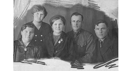 До военное фото: 1940 год В центре Павликова Ольга и Ковалев Павел(младший лейтенант)