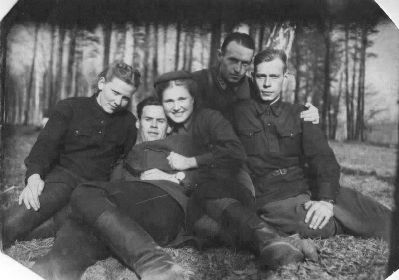 1942 год, Сослуживцы: слева направо: Неизвестная девушка, Ковалев Павел, Павликова Ольга, неизвестные офицеры