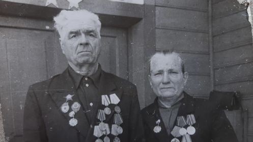 Клавдия Прокопьевна и Антон Матвеевич Шейко у своего дома в Городищне 9 мая,фото 60-х годов