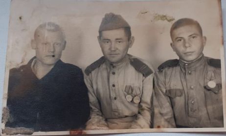 Дедушка с боевыми товарищами