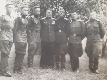 Иван Павлович с сослуживцами (второй справа на лево)