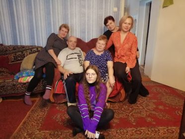 Сын деда Сергей (один из близнецов) со своей женой Валентиной, справа их старшая дочь Наталья (внучка деда Сергея), внизу ее старшая дочь Дарья (правнучка Деда Сергея)
