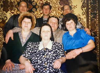 Дети деда - внизу Валентина, справа Нина, слева Тома, между ними старший сын Анатолий, вверху слева сын Сергей, справа Александр и по центру младший сын Виктор
