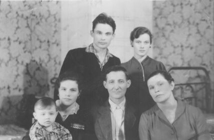 Тихомиров Леонид Иванович в кругу семьи