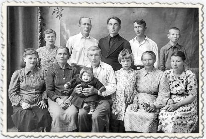 Семья Яковлевых (1950 г.) В верхнем ряду 2-й справа - Михаил Яковлев,   крайняя слева - его жена Татьяна, в   нижнем ряду 2-я справа - его мать Пелагея   Григорьевна.