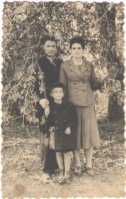 Семья Аболишиных: Василий Павлович, Анна Ивановна и Володя