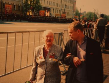 Татьяна Петровна с сыном Николаем Григорьевичем Подоровым на Параде Победы.