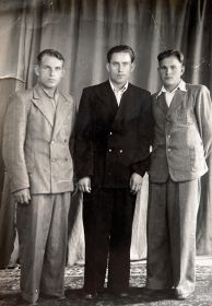 Дедушка (крайний слева) в молодости со своими родными братьями