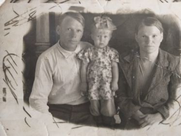 Прадед Худяшов Кирилл Семенович с семьей, примерно 1948 год