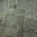 На фото слева направо Николай Никольский, писатель Константин Симонов, ординарец Симонова