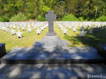 Поклонный крест на кладбище воинов Красной Армии. Гданьск,