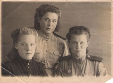 Бабушка (слева) с боевыми подругами - 1945 г.