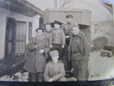 Сеченке, Венгрия, 10 февраля 1945г. С лева на право 1- Питерский, 2- Хабаров Г.М., 3 - Коля Миронов, 4- неизвестен, 5-Шаронов, 6-Токарев.